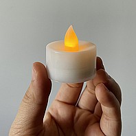 נר לד אור צהוב על סוללות 24 יחידות