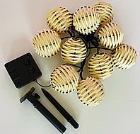 חדש! גרילנדה סולארית 10 פרחים מראטן עם לדים בגוון לבן חם לגינה ולמרפסת אורך 4 מטר
